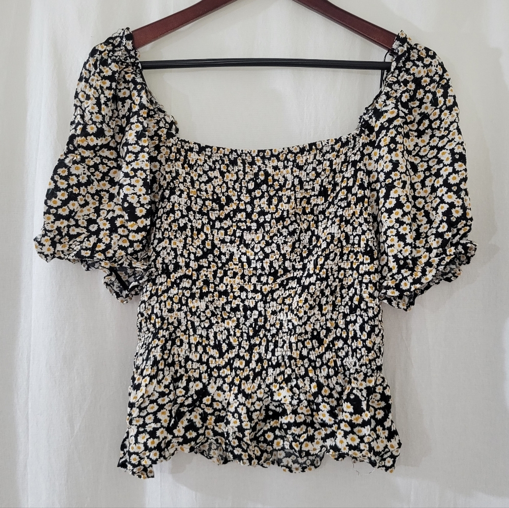 Wild Jasmine Ruched Blouse with Short Puff Sleeve in Black & White Daisy Print